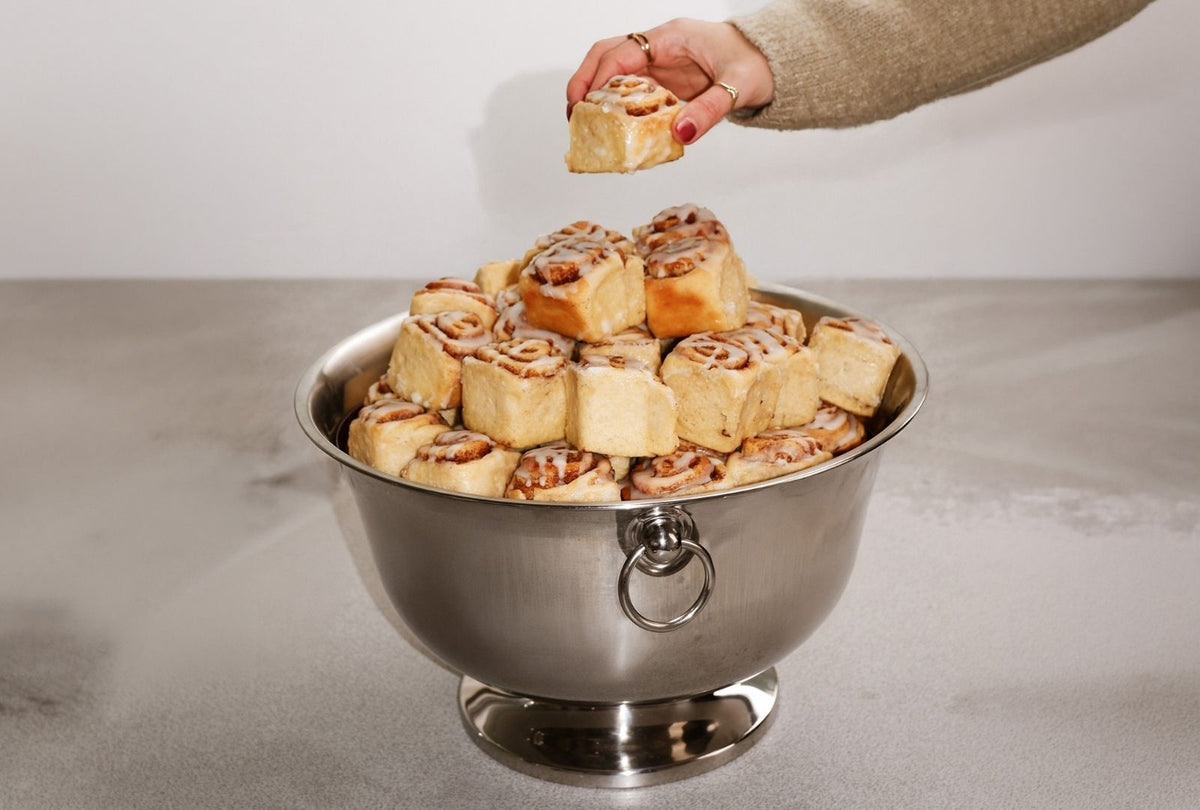 Bild von einem Schokoladekuchen, Himbeeren und Nüssen