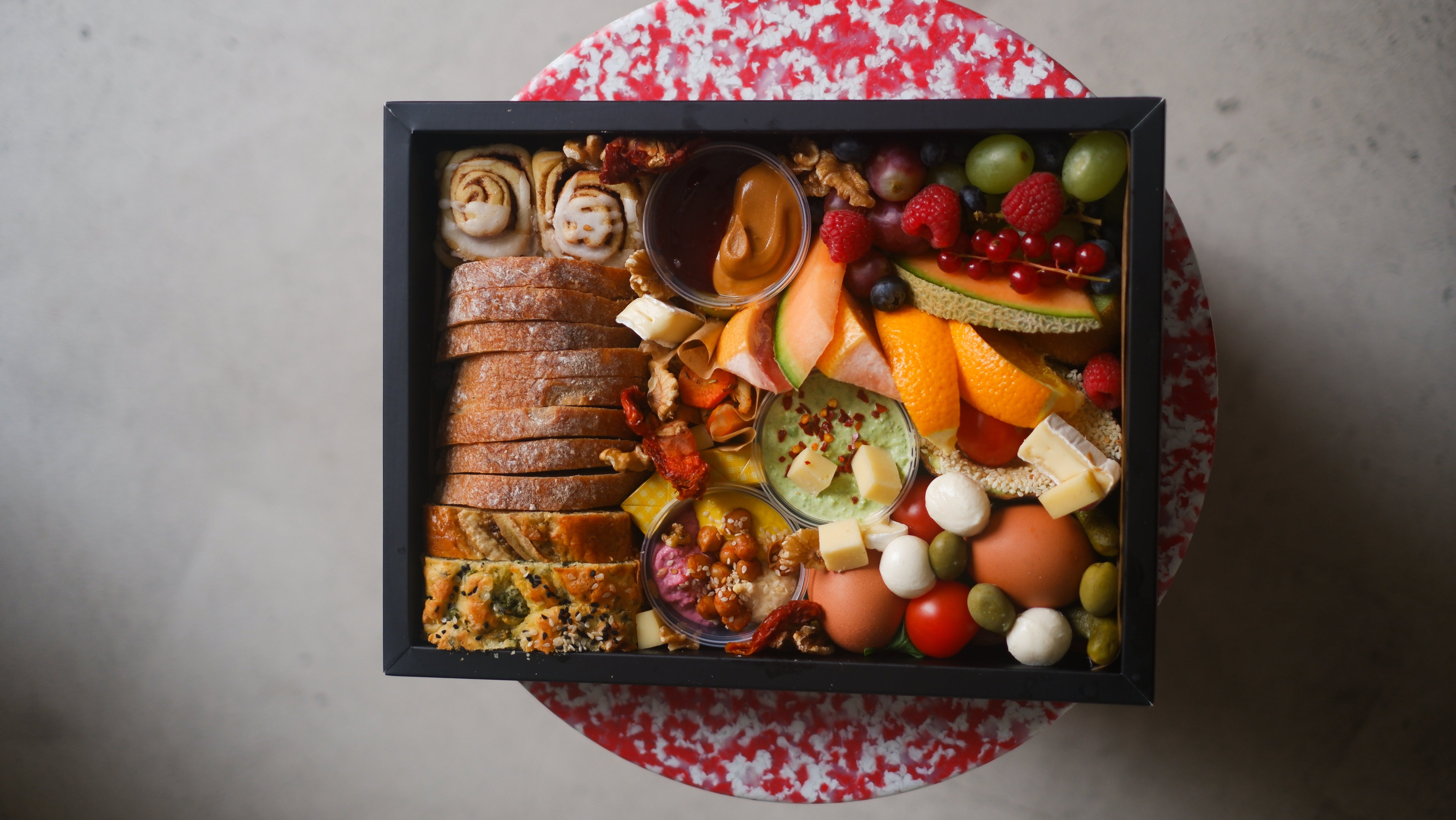 ZUM FRÜHSTÜCK CANAPÉS UND…