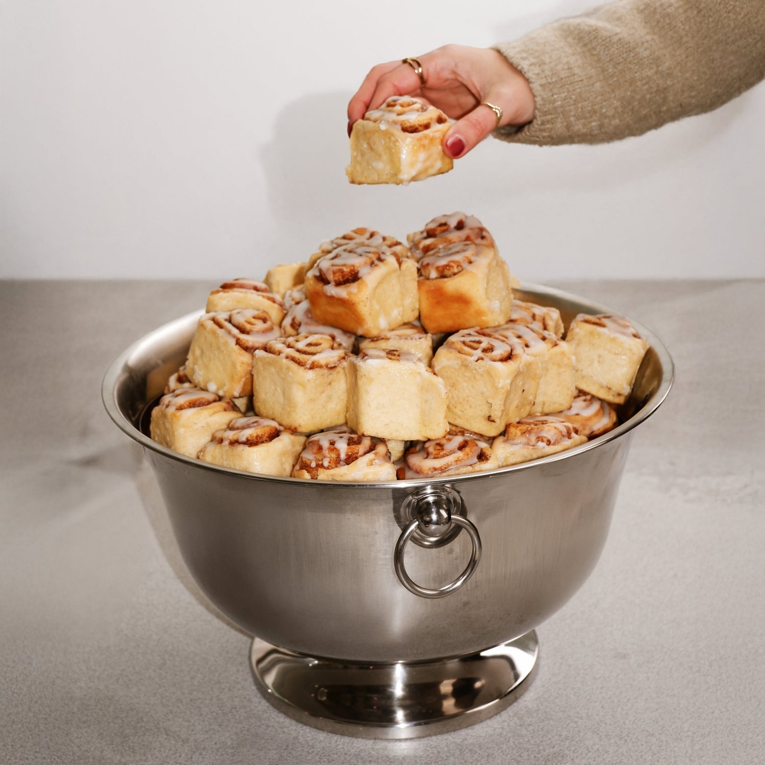Bild von einem Schokoladekuchen, Himbeeren und Nüssen